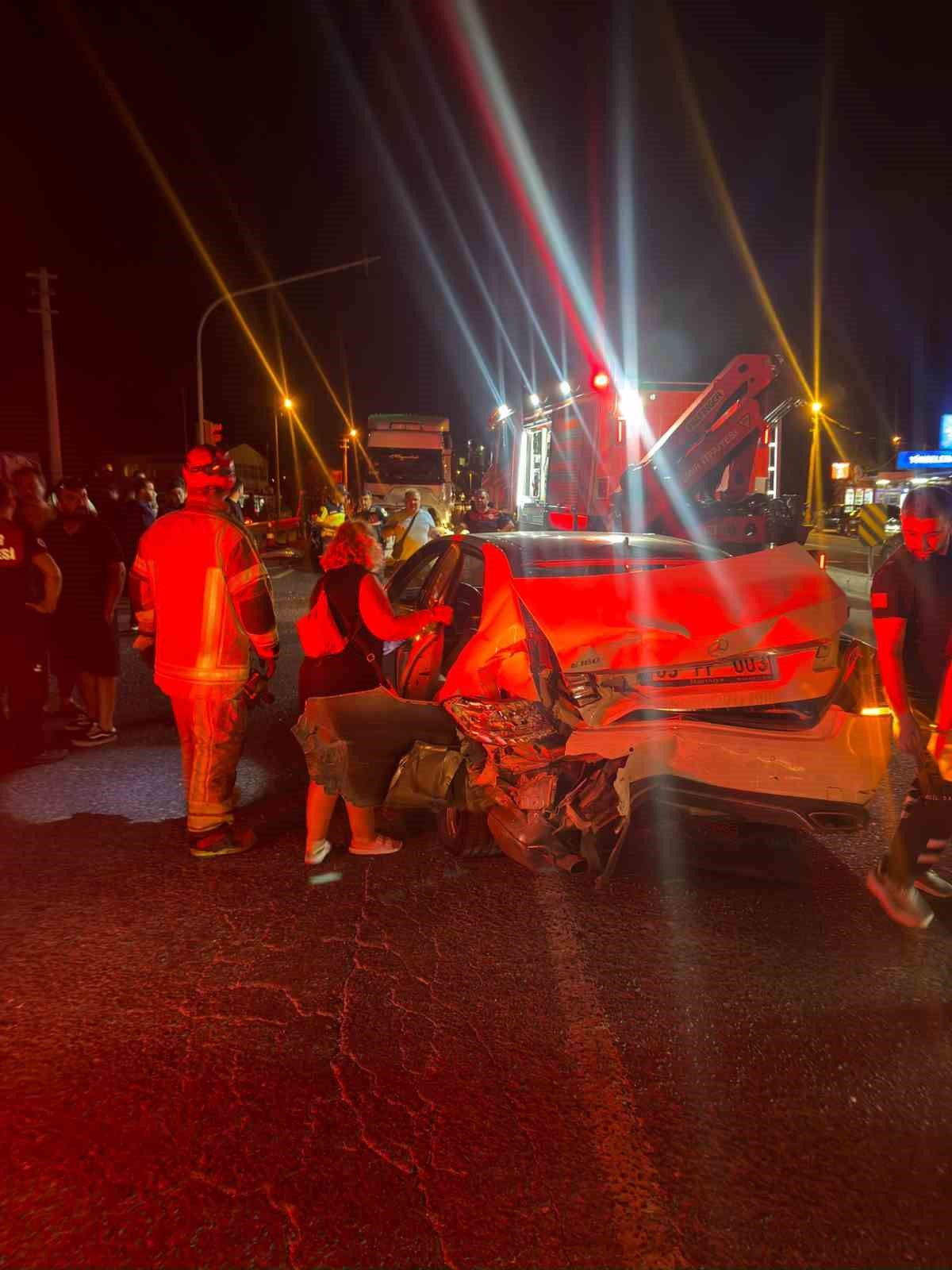 İzmir’de kırmızı ışıkta bekleyen araçlara tır çarptı: 1’i ağır 5 yaralı