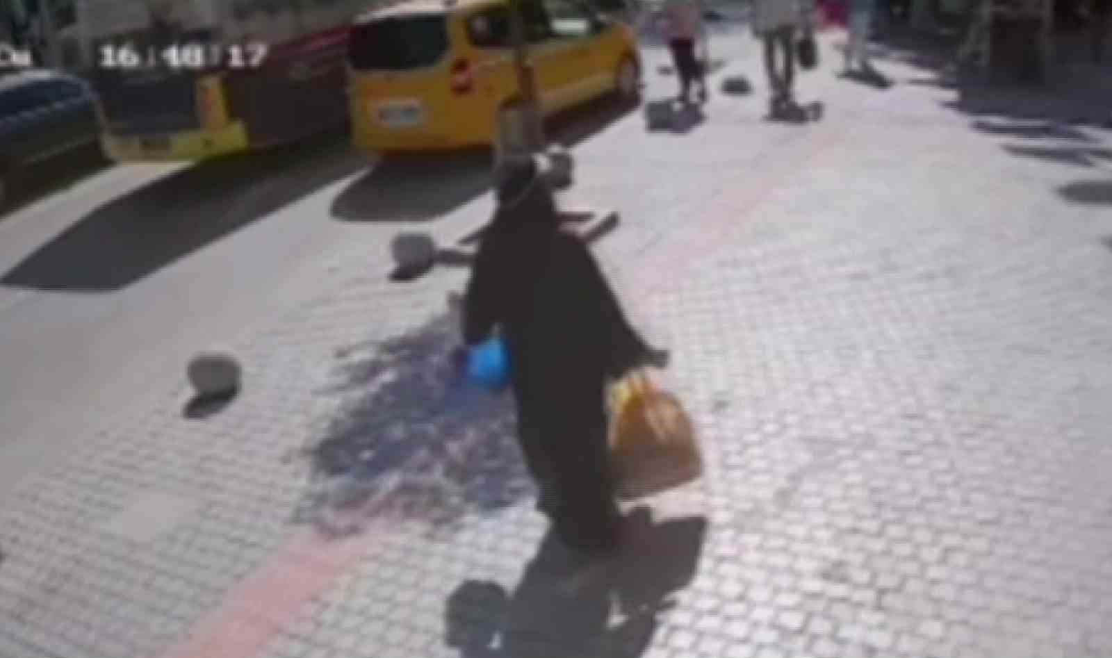 Genç avukat taksinin altında kaldı, çok sayıda kişi çıkarmak için seferber oldu