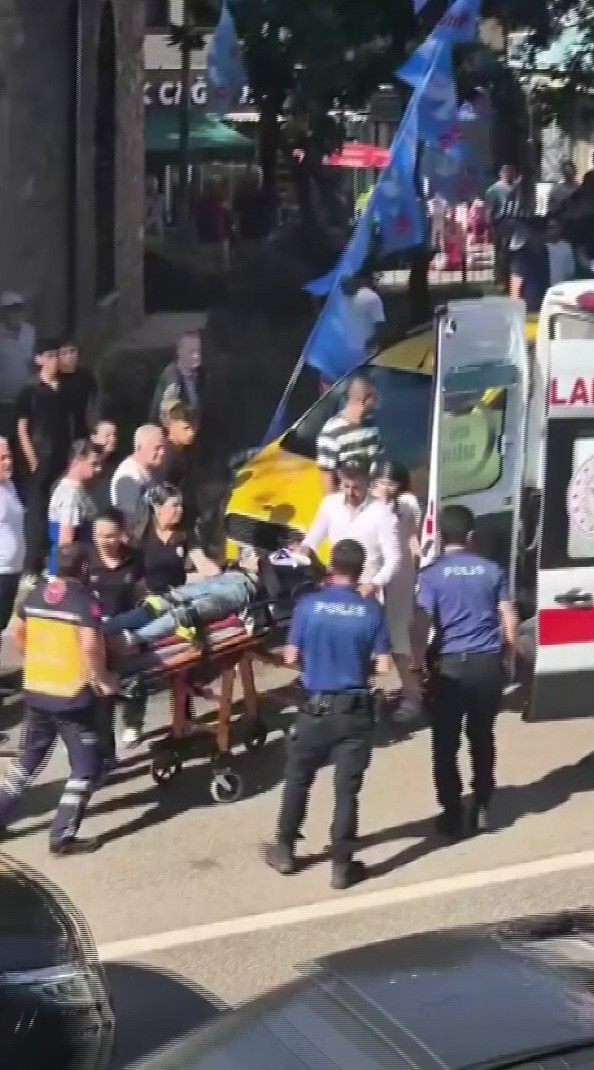 Genç avukat taksinin altında kaldı, çok sayıda kişi çıkarmak için seferber oldu