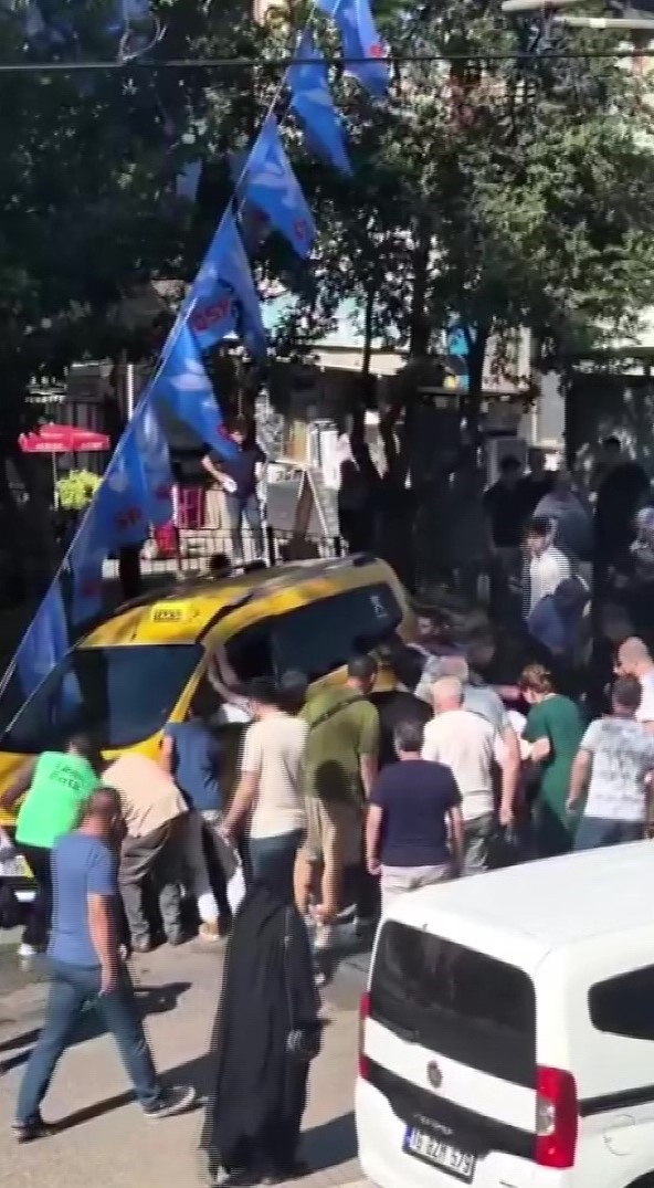 Genç avukat taksinin altında kaldı, çok sayıda kişi çıkarmak için seferber oldu