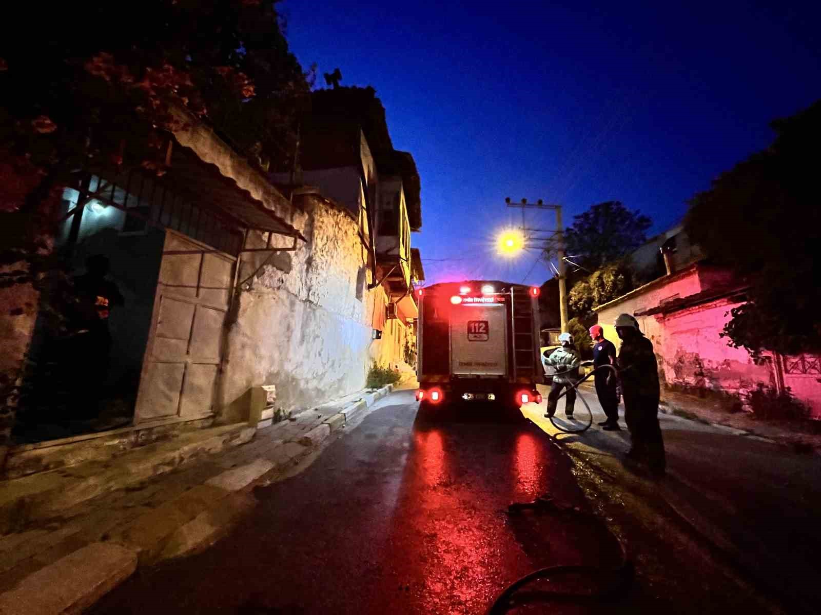 İzmir’de korkutan yangın: Odun ateşinden sıçrayan kıvılcımlar evi yakıyordu