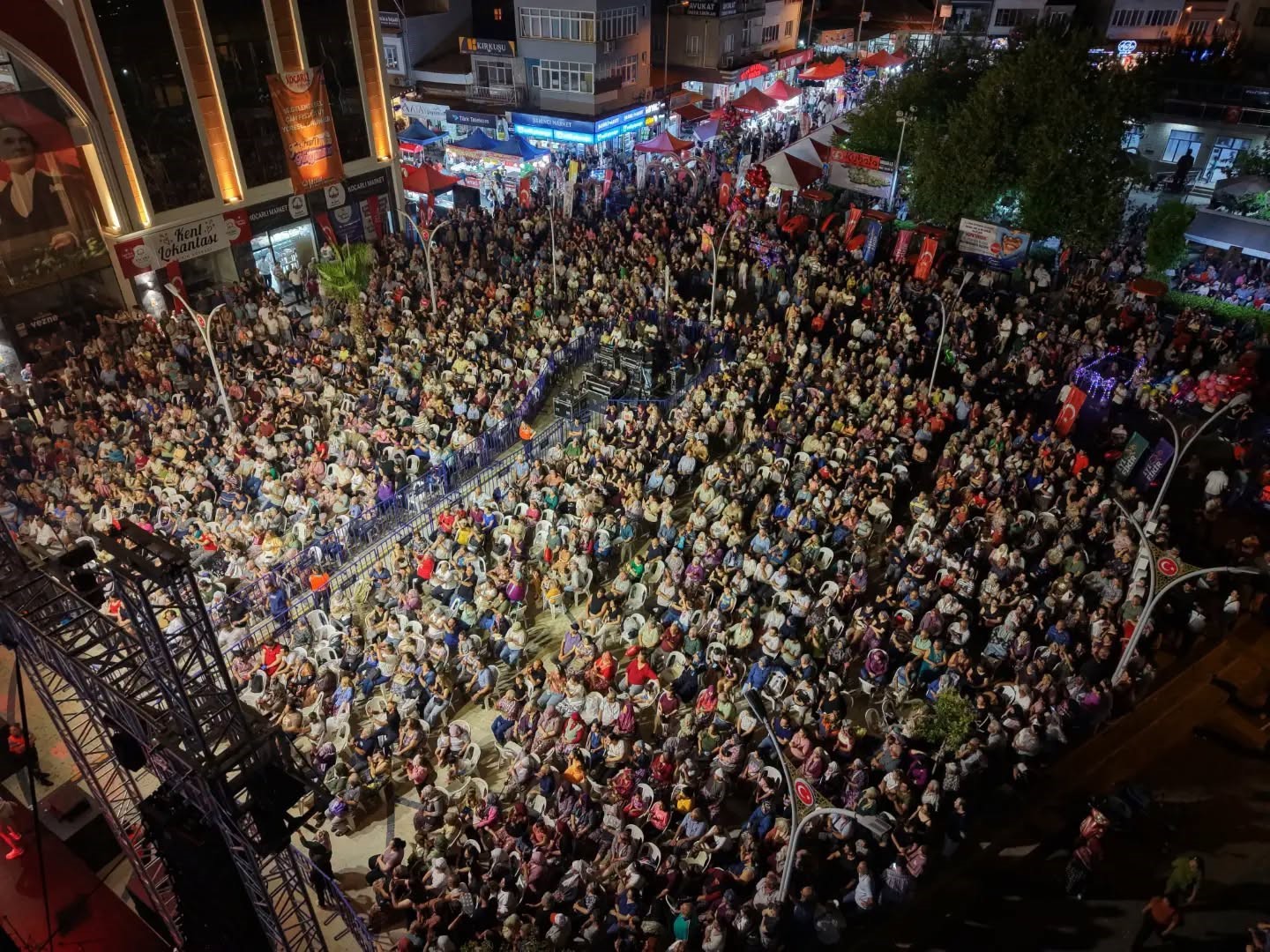 Koçarlı’da çam fıstığı festivali Ayşe Dinçer konseriyle taçlandı