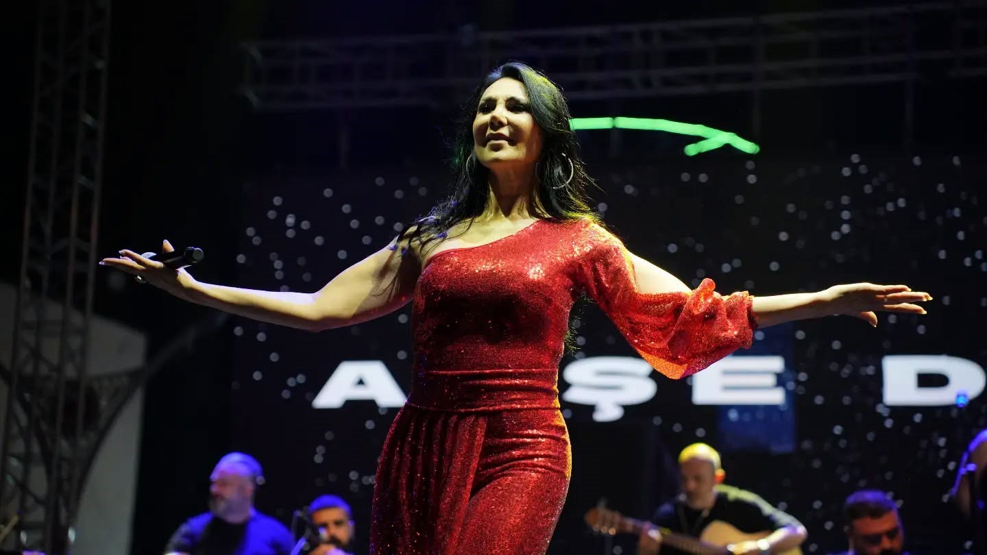 Koçarlı’da çam fıstığı festivali Ayşe Dinçer konseriyle taçlandı