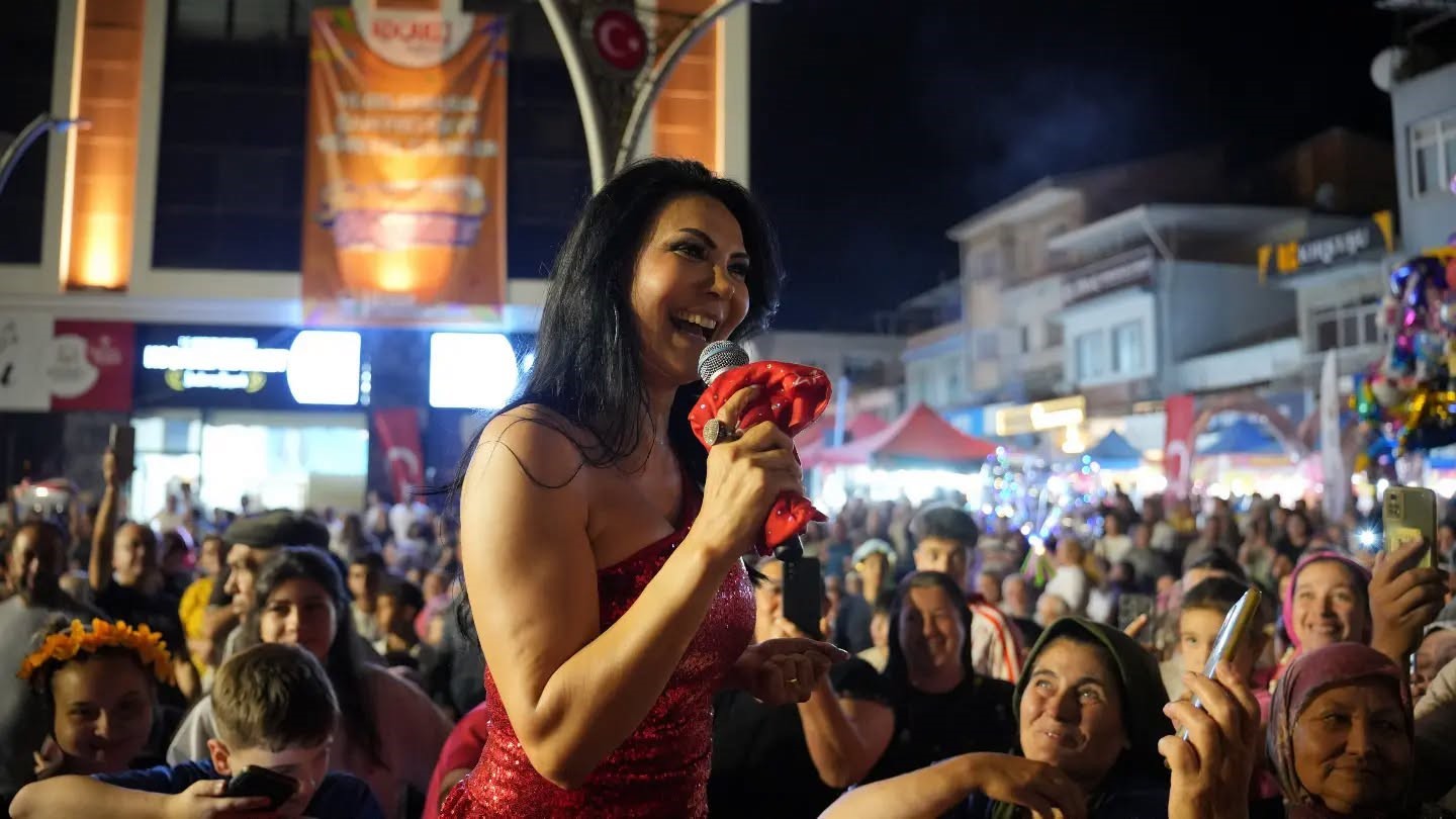 Koçarlı’da çam fıstığı festivali Ayşe Dinçer konseriyle taçlandı