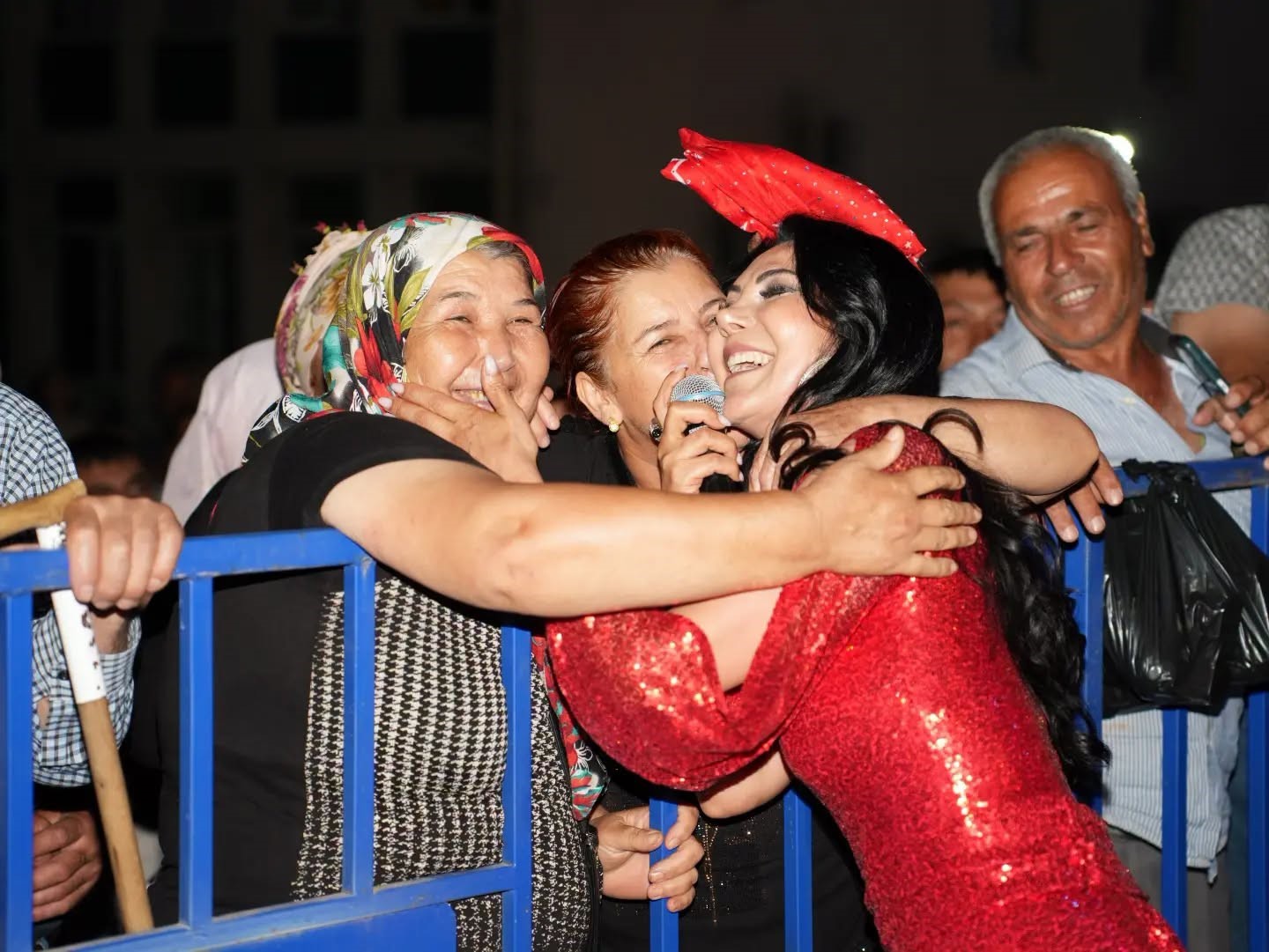 Koçarlı’da çam fıstığı festivali Ayşe Dinçer konseriyle taçlandı
