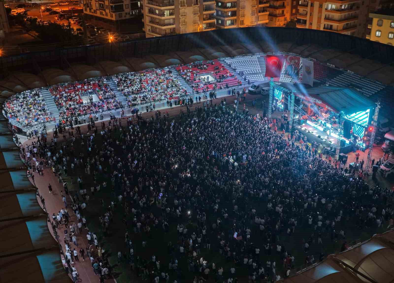 YKS sonrası gençler Derya Uluğ konserinde buluştu
