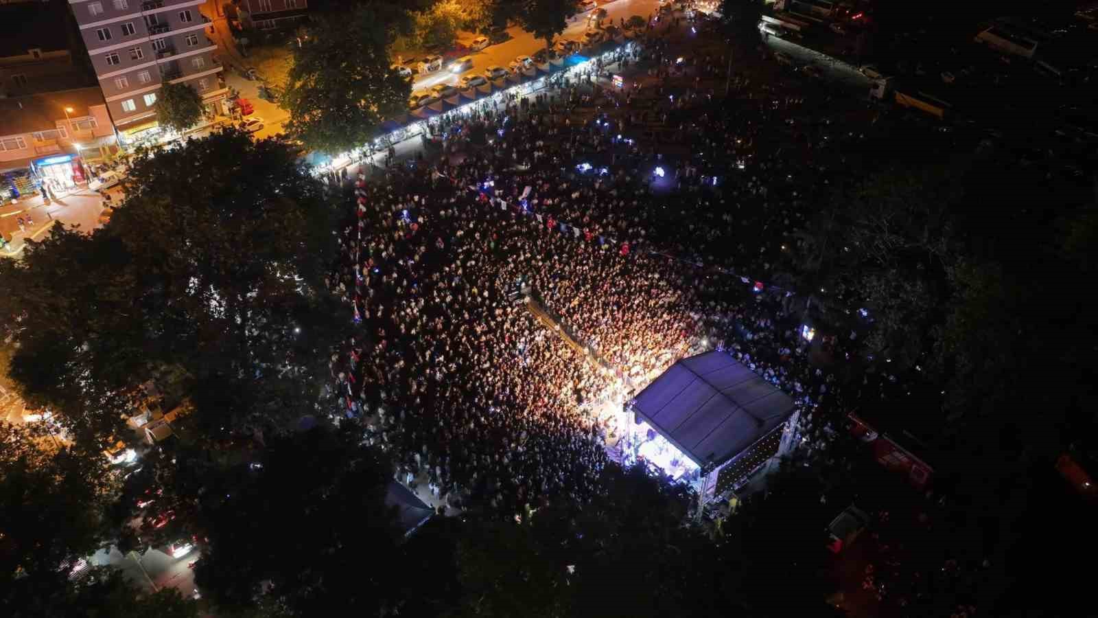 Resul Dindar hem sahneden indi hem de sürpriz düetler yaptı