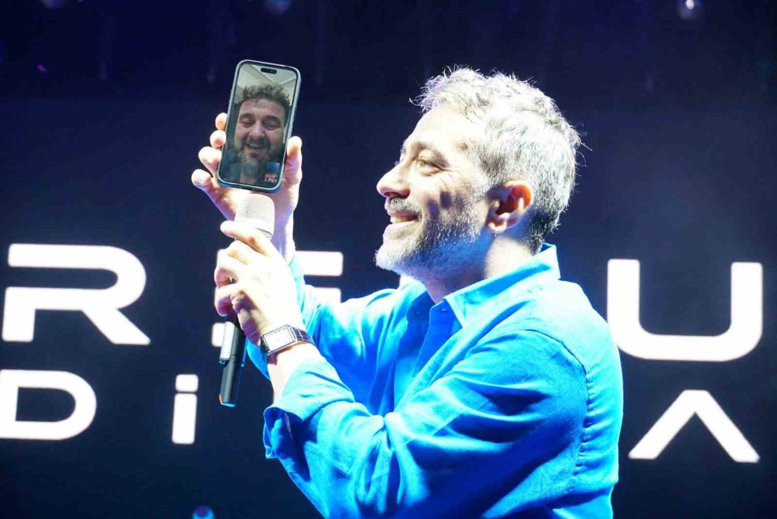 Resul Dindar hem sahneden indi hem de sürpriz düetler yaptı