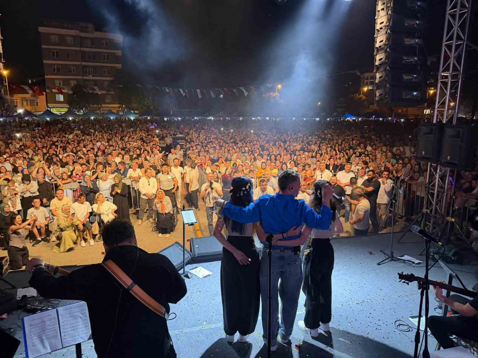Resul Dindar hem sahneden indi hem de sürpriz düetler yaptı