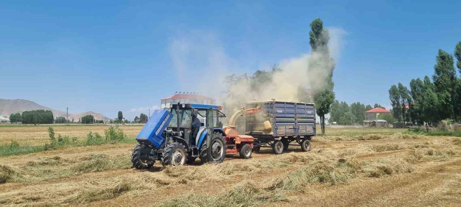 Hasköy’de çiftçilerin kışlık yem mesaisi sürüyor