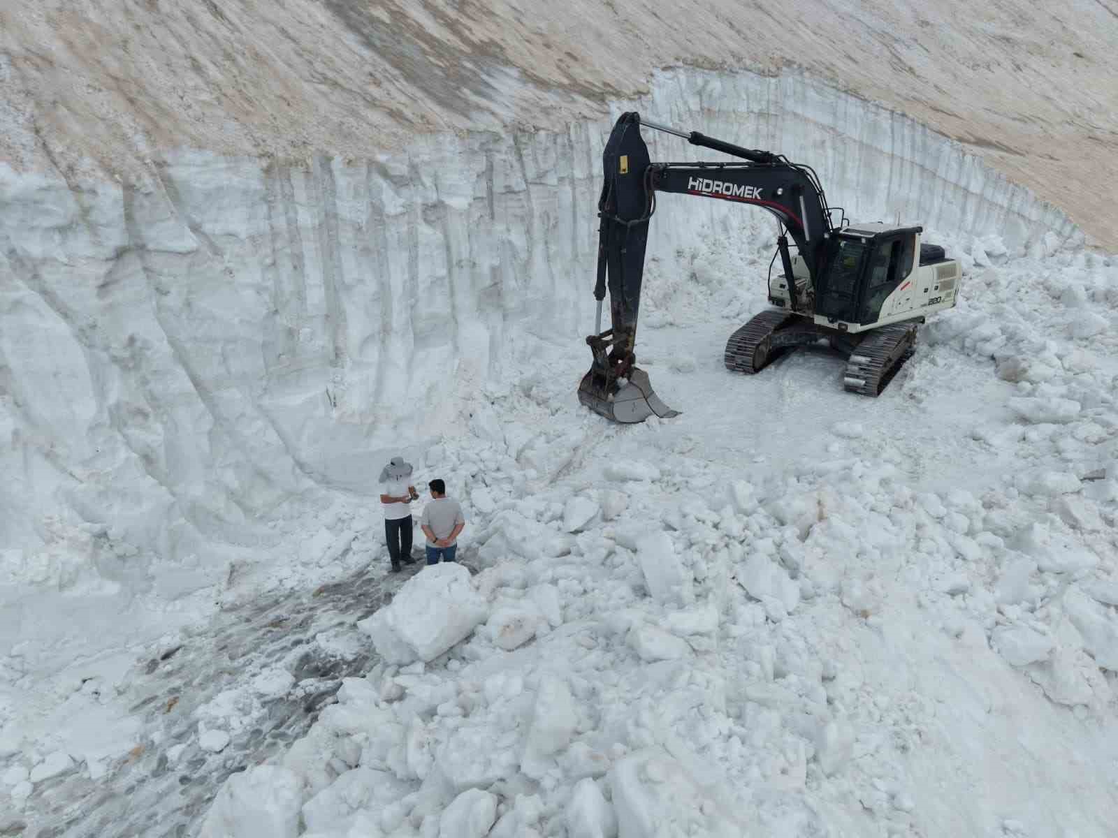 Mereto Dağında yaz ortasında kartopu keyfi