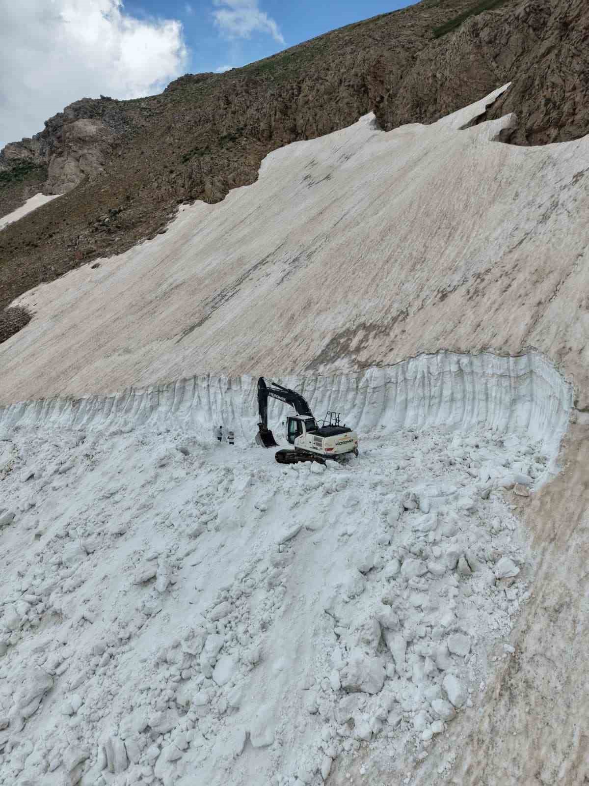 Mereto Dağında yaz ortasında kartopu keyfi