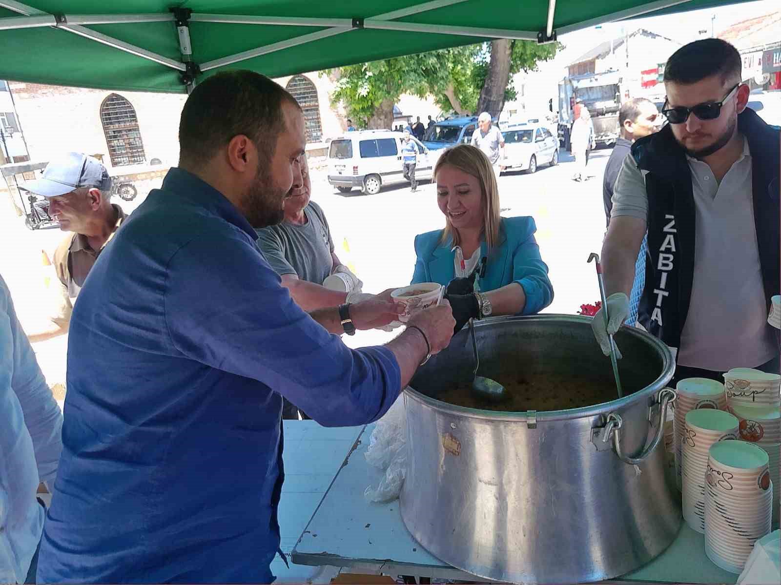 5 bin kişilik aşure yapılarak, tüm ilçeye dağıtıldı