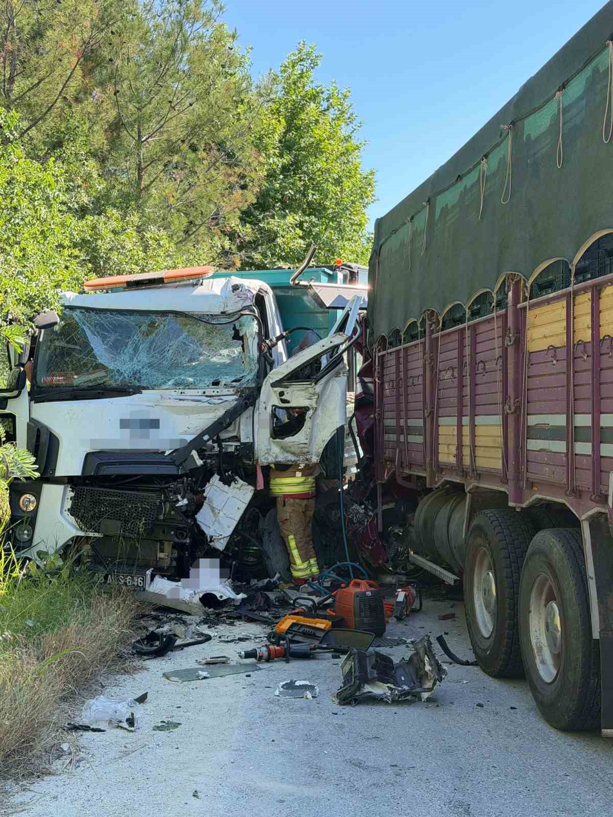 İki kamyon virajda çarpıştı: 1 ölü 2 yaralı