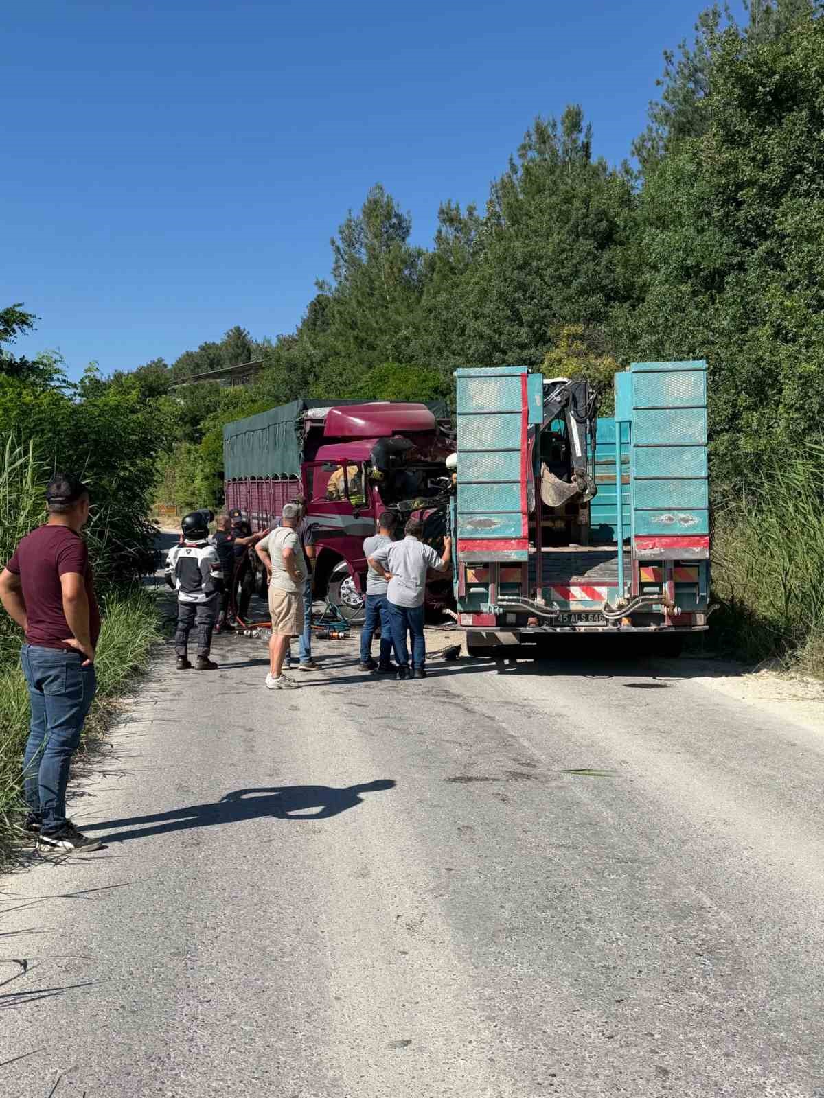 İki kamyon virajda çarpıştı: 1 ölü 2 yaralı