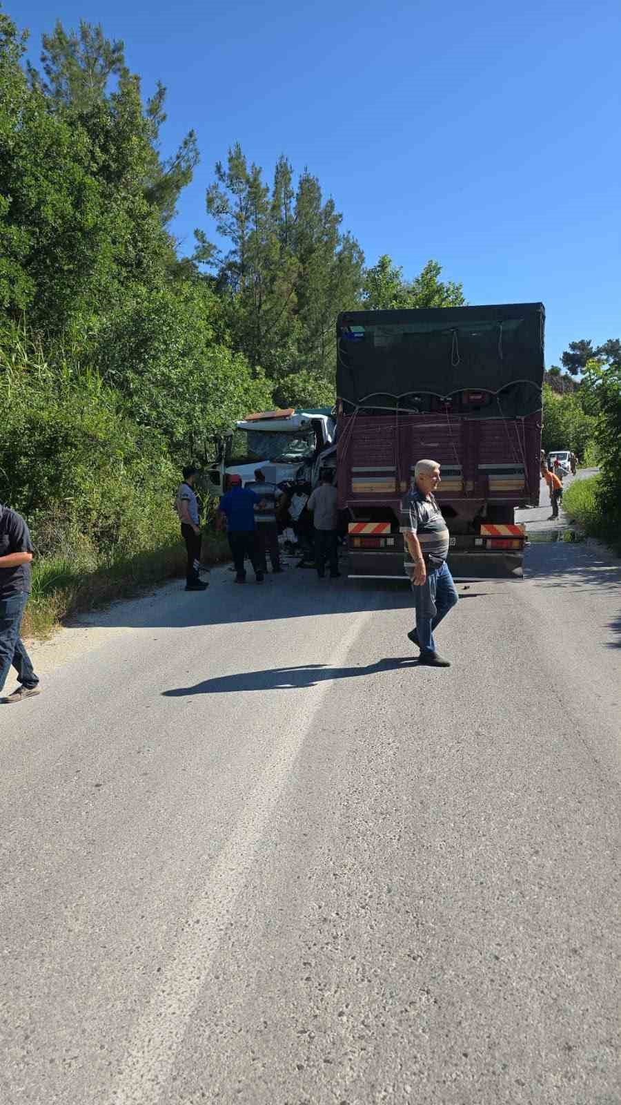 İki kamyon virajda çarpıştı: 1 ölü 2 yaralı