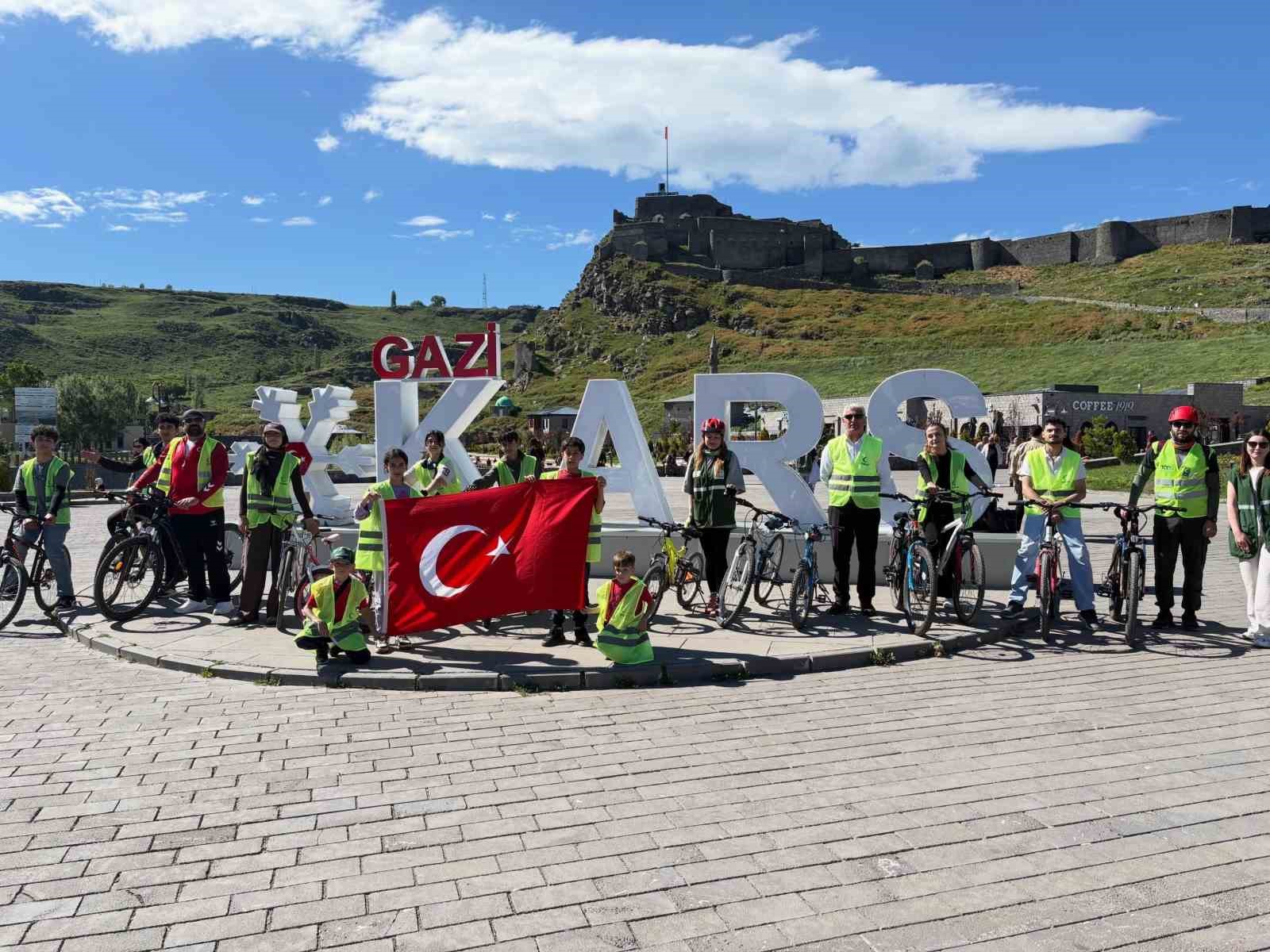 Yeşilay Kars Şubesi’nden 13. Geleneksel Bisiklet Turu: Sağlıklı yaşam için pedallar çevrildi
