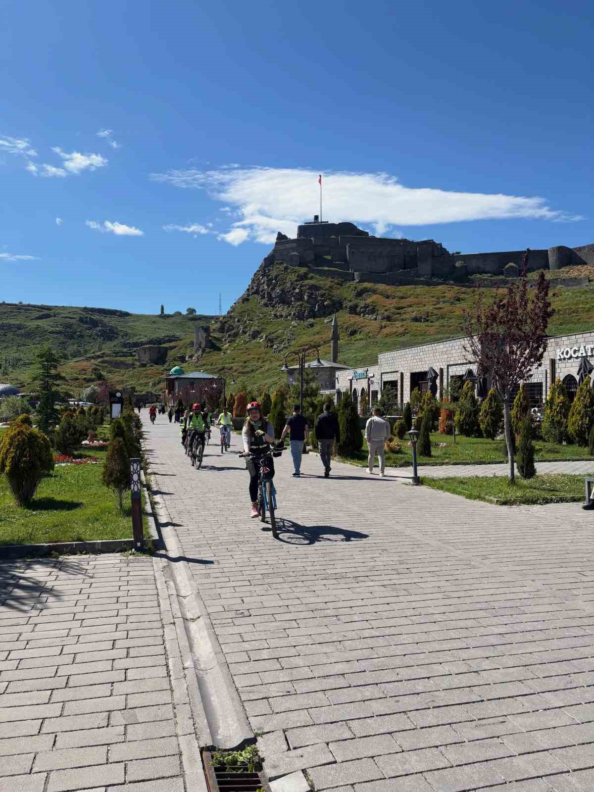 Yeşilay Kars Şubesi’nden 13. Geleneksel Bisiklet Turu: Sağlıklı yaşam için pedallar çevrildi
