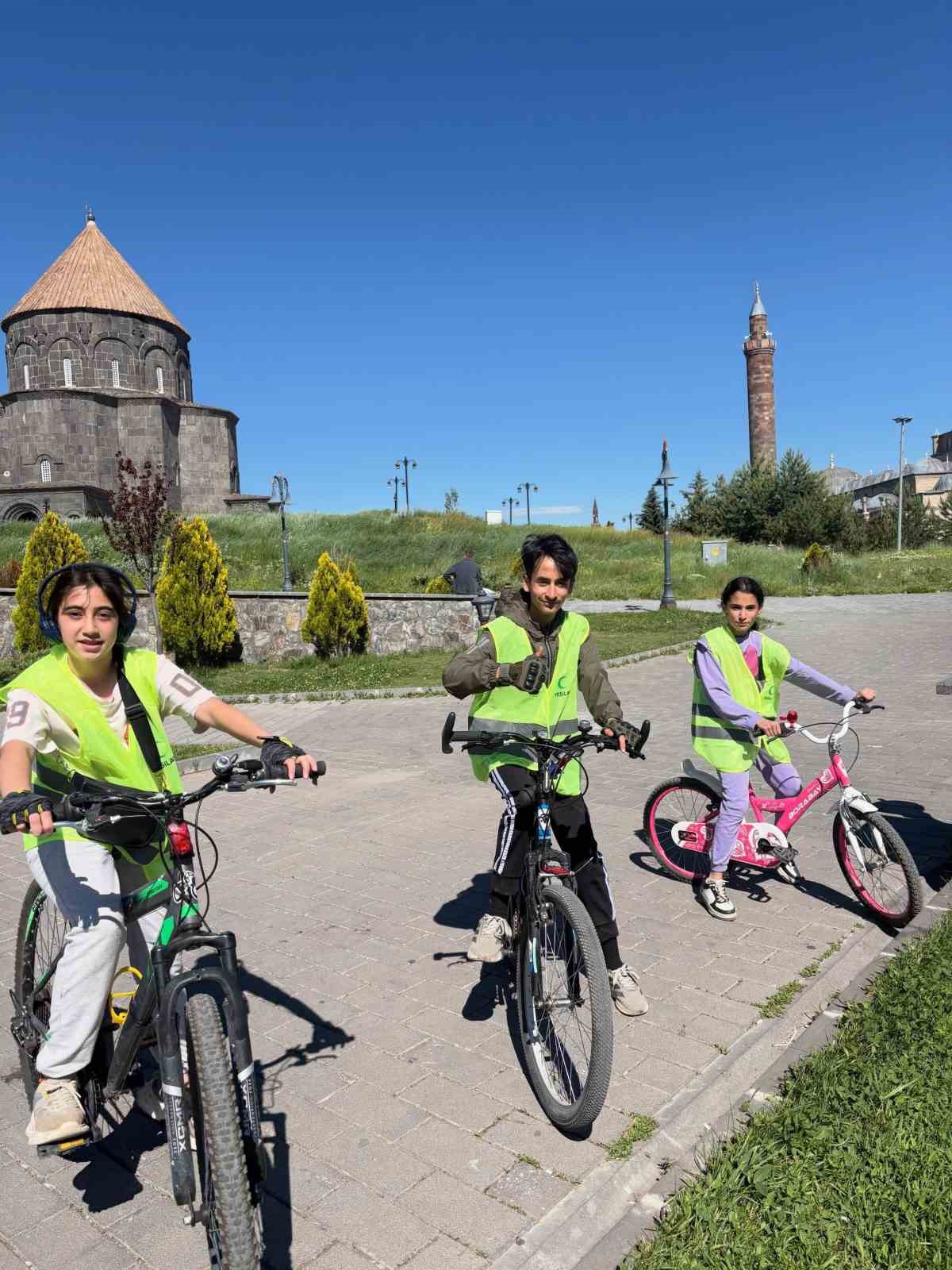 Yeşilay Kars Şubesi’nden 13. Geleneksel Bisiklet Turu: Sağlıklı yaşam için pedallar çevrildi