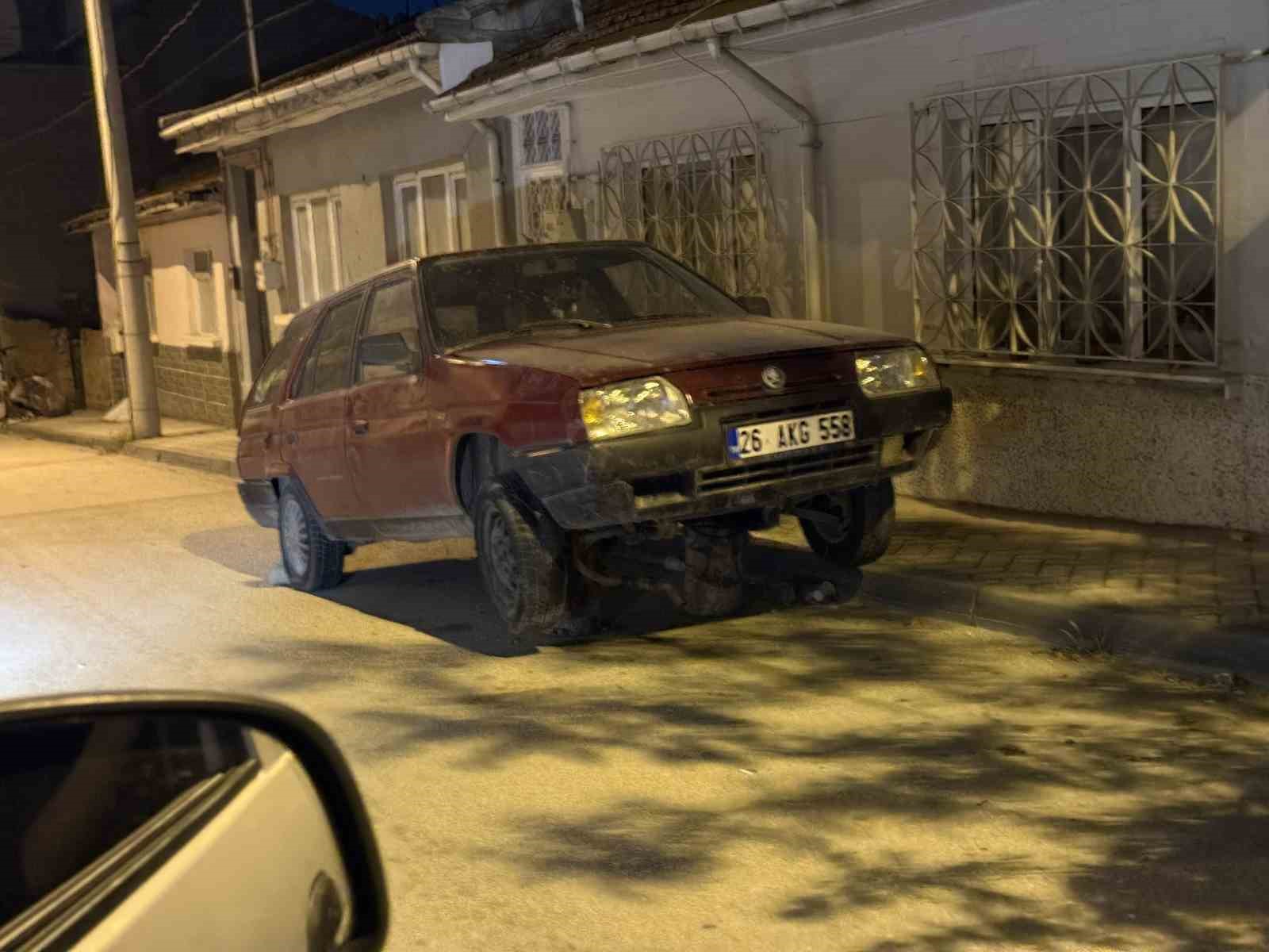 Sokak ortasonda kütükler üzerine bırakılan araç dikkat çekti