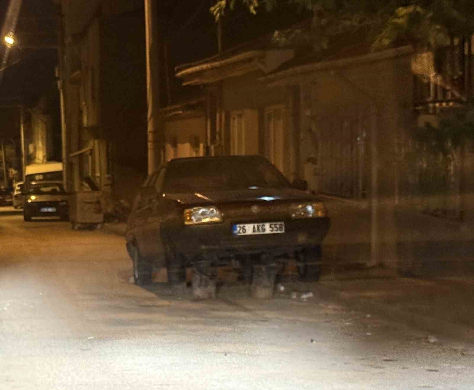 Sokak ortasonda kütükler üzerine bırakılan araç dikkat çekti