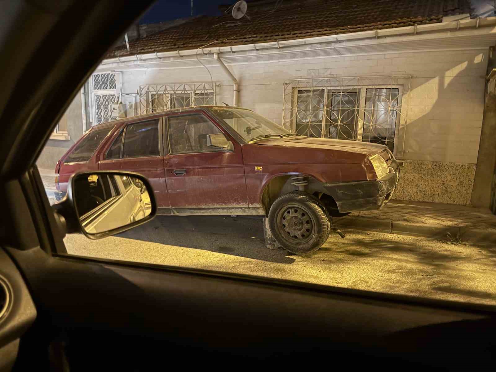 Sokak ortasonda kütükler üzerine bırakılan araç dikkat çekti