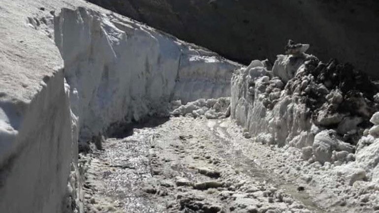 İran sınırındaki yayla yolları kardan temizleniyor