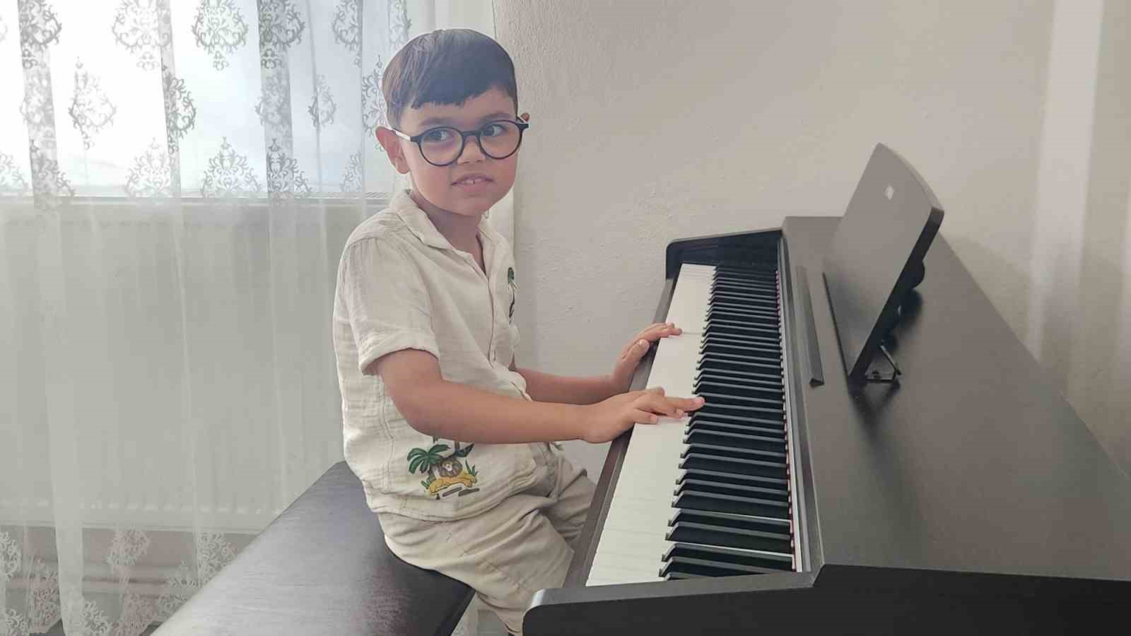 2 yaşında başladı, hedefi Fazıl Say gibi dünya sahnesine çıkmak