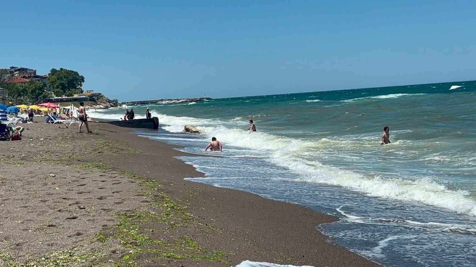 Akçakoca’da dalga boyu 2 metreyi aştı