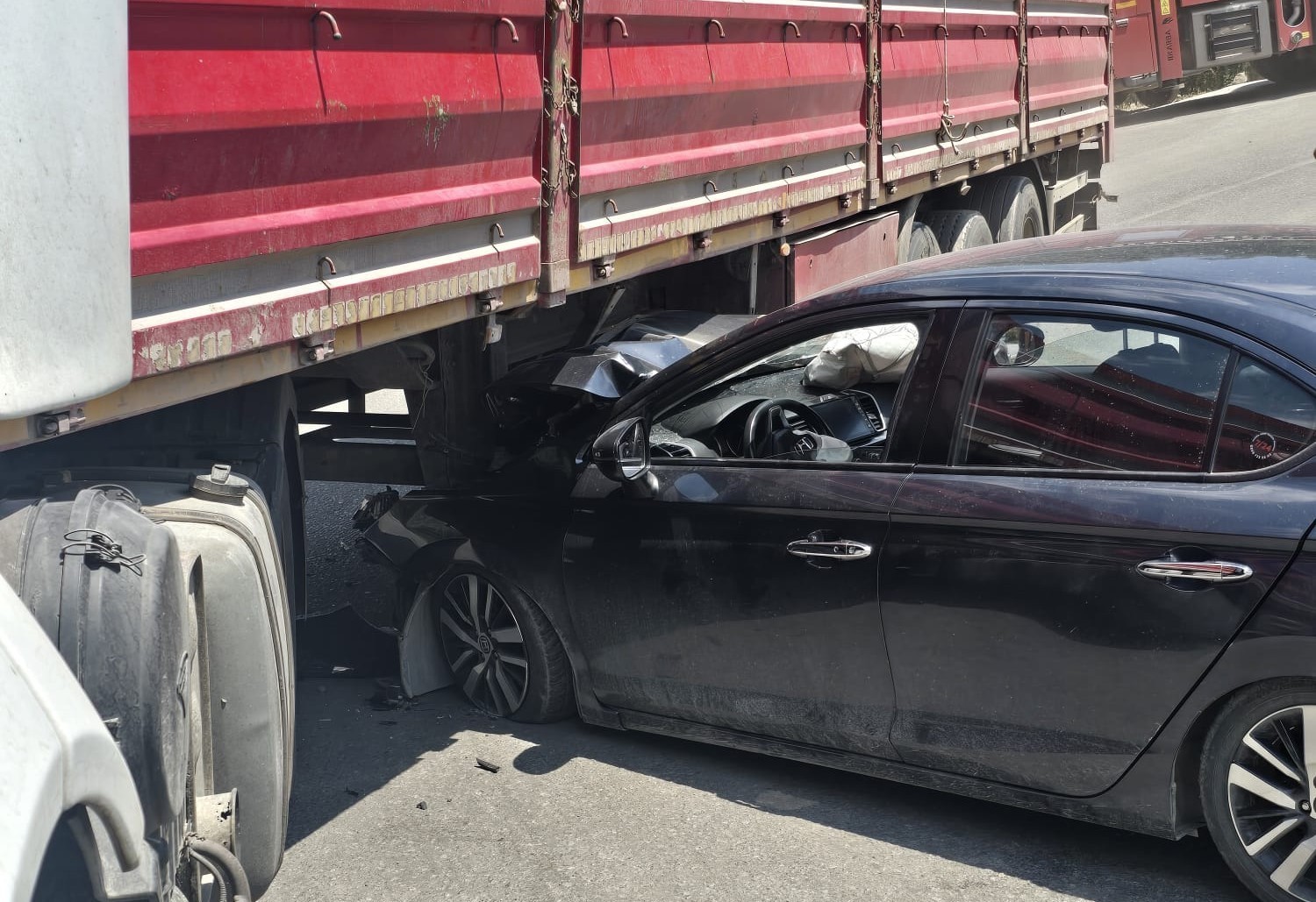 Hakkâri’de otomobil tıra çarptı: 1 yaralı