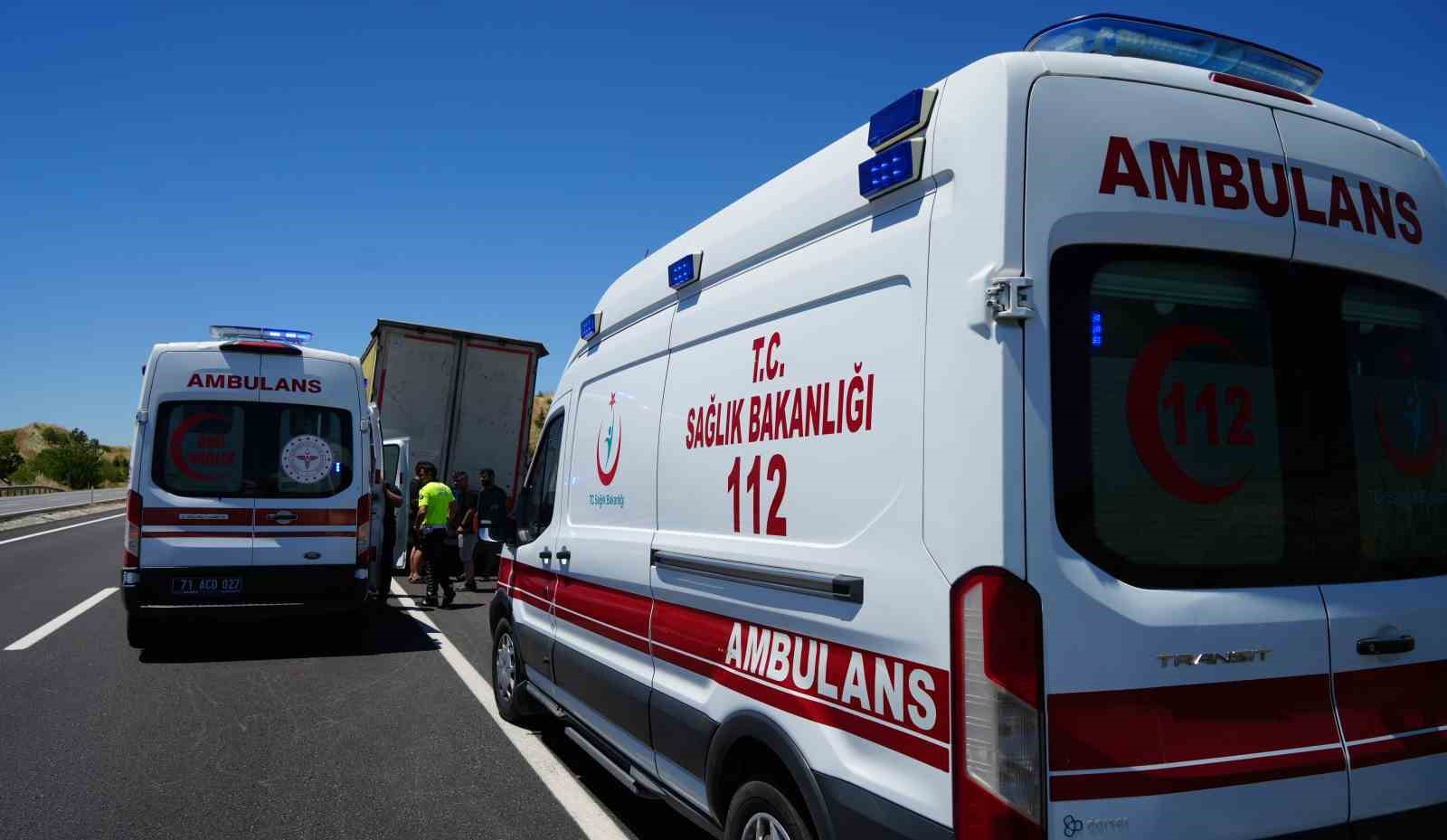 Takla atan araç hurdaya döndü: Sürücü, eşi ve çocuğu yaralandı