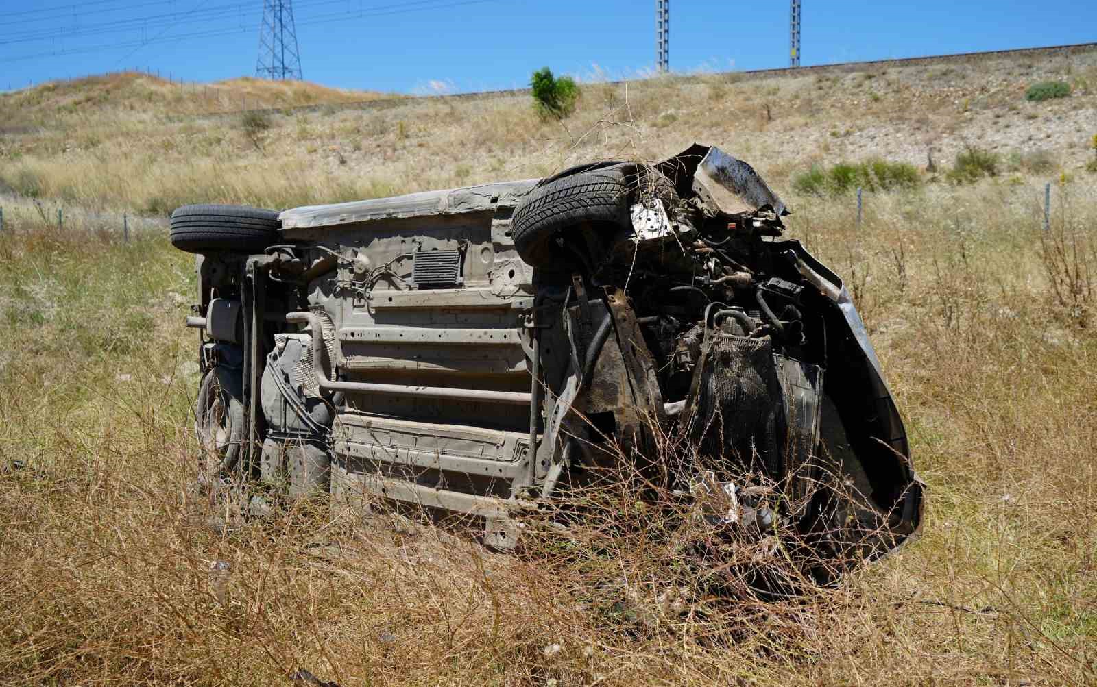 Takla atan araç hurdaya döndü: Sürücü, eşi ve çocuğu yaralandı
