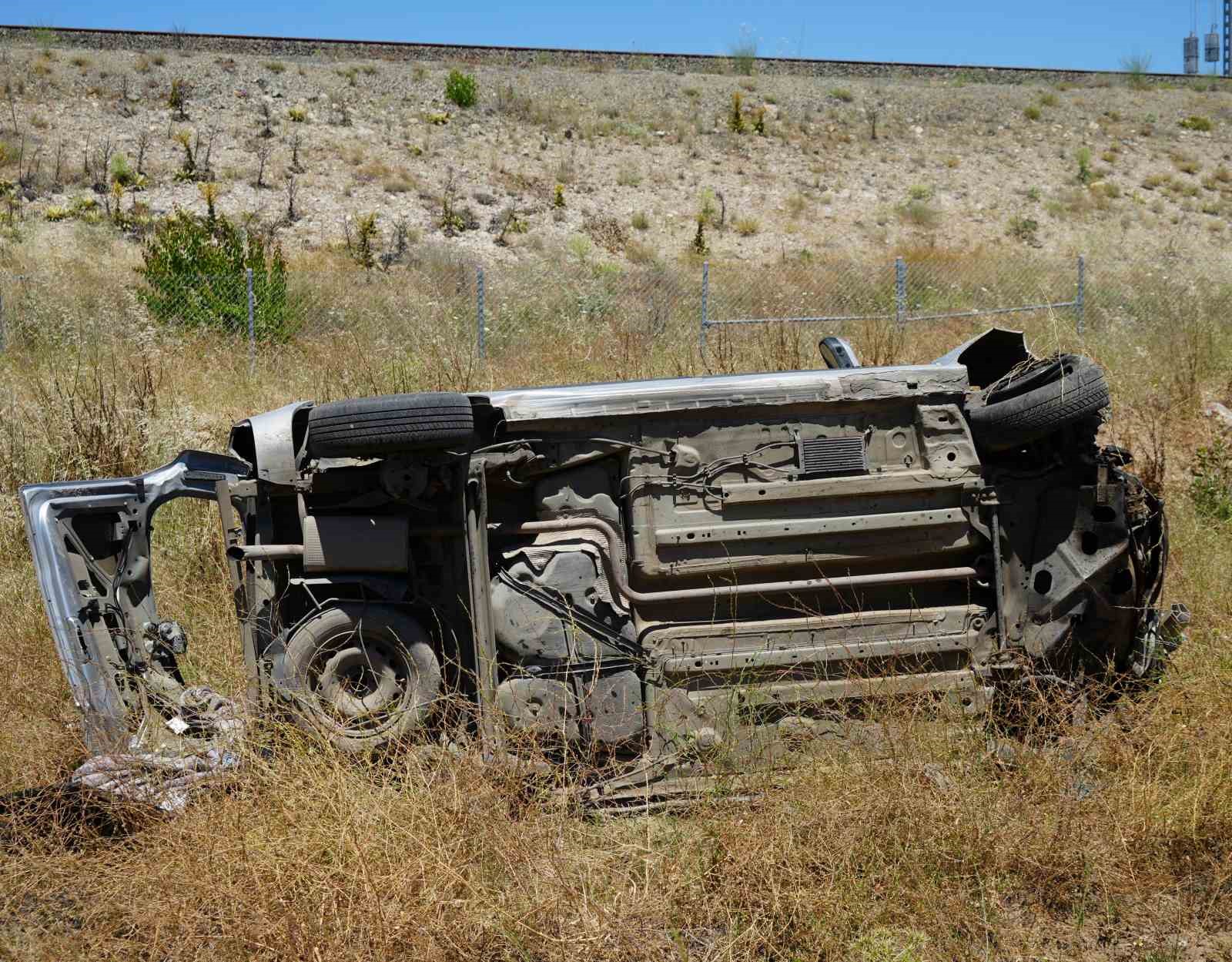 Takla atan araç hurdaya döndü: Sürücü, eşi ve çocuğu yaralandı