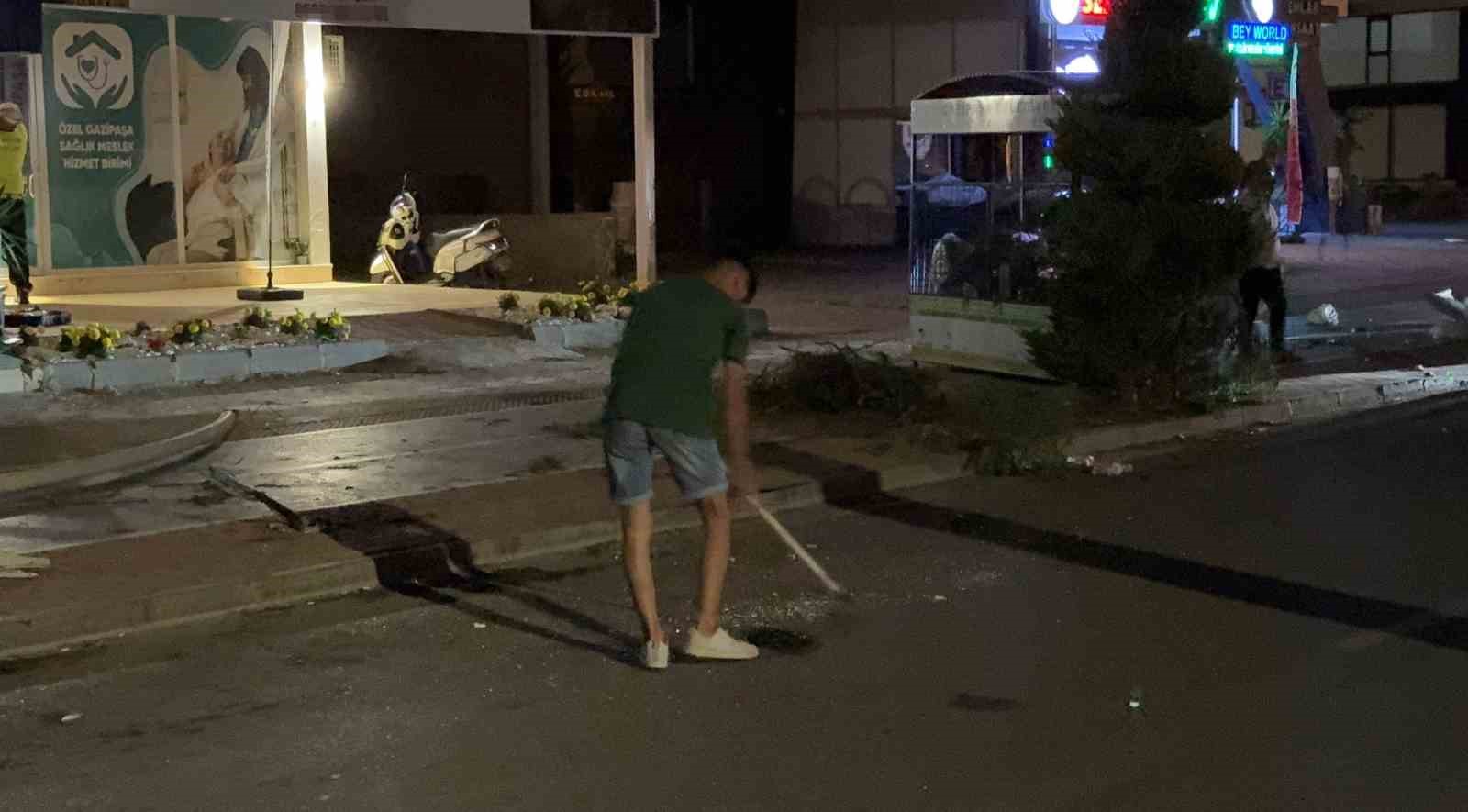 Kontrolden çıkan otomobil ortalığı savaş alanına çevirdi