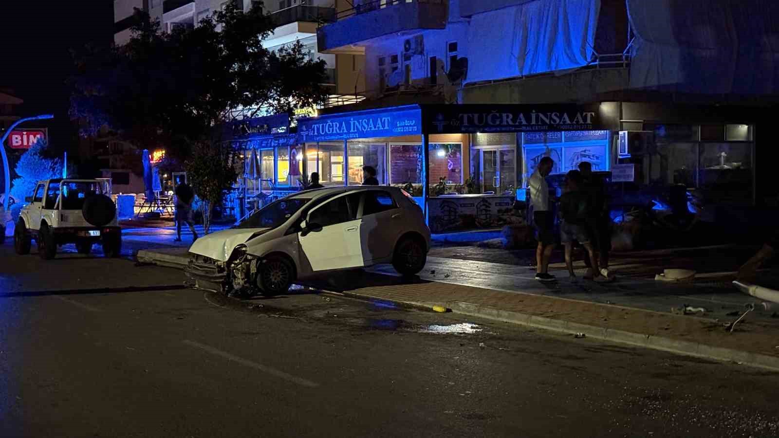 Kontrolden çıkan otomobil ortalığı savaş alanına çevirdi