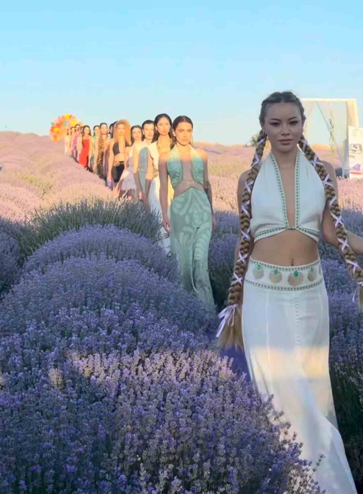 Mor tarlalarda podyum kuruldu, lavantalar arasında renkli defile