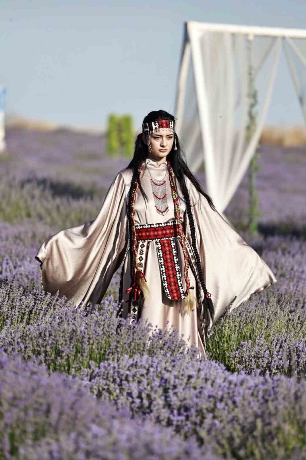 Mor tarlalarda podyum kuruldu, lavantalar arasında renkli defile