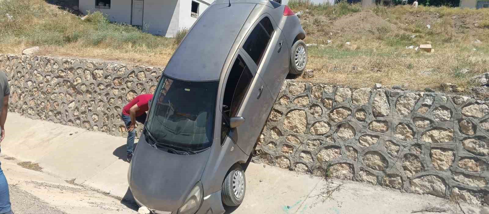 El freni çekilmesi unutulan otomobil istinat duvarından düştü: 2 yaralı