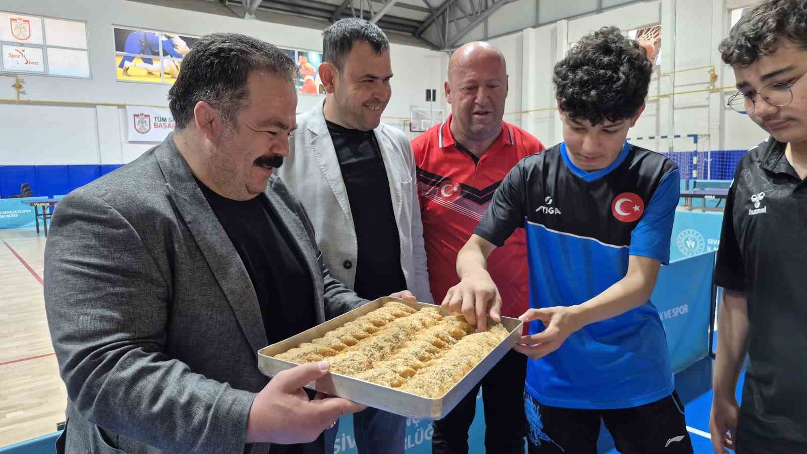 Gözel’den Sivas’taki milli sporculara moral ziyareti