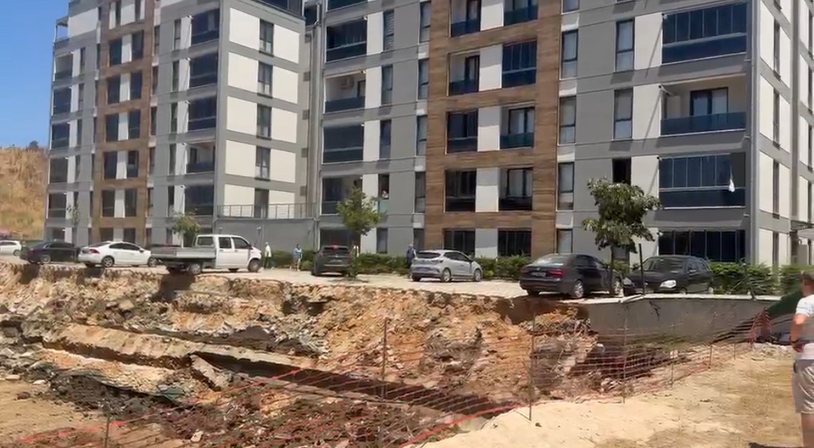 Bursa’da istinat duvarı çöktü, site sakinleri zamanla yarıştı