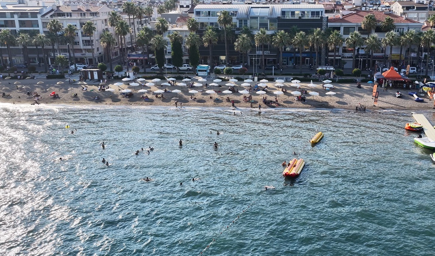 Okullar tatil oldu, Marmaris sahilleri dolmaya başladı