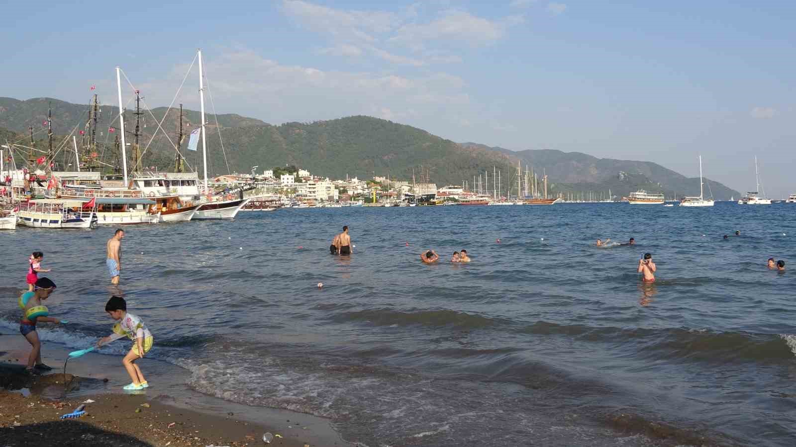 Okullar tatil oldu, Marmaris sahilleri dolmaya başladı