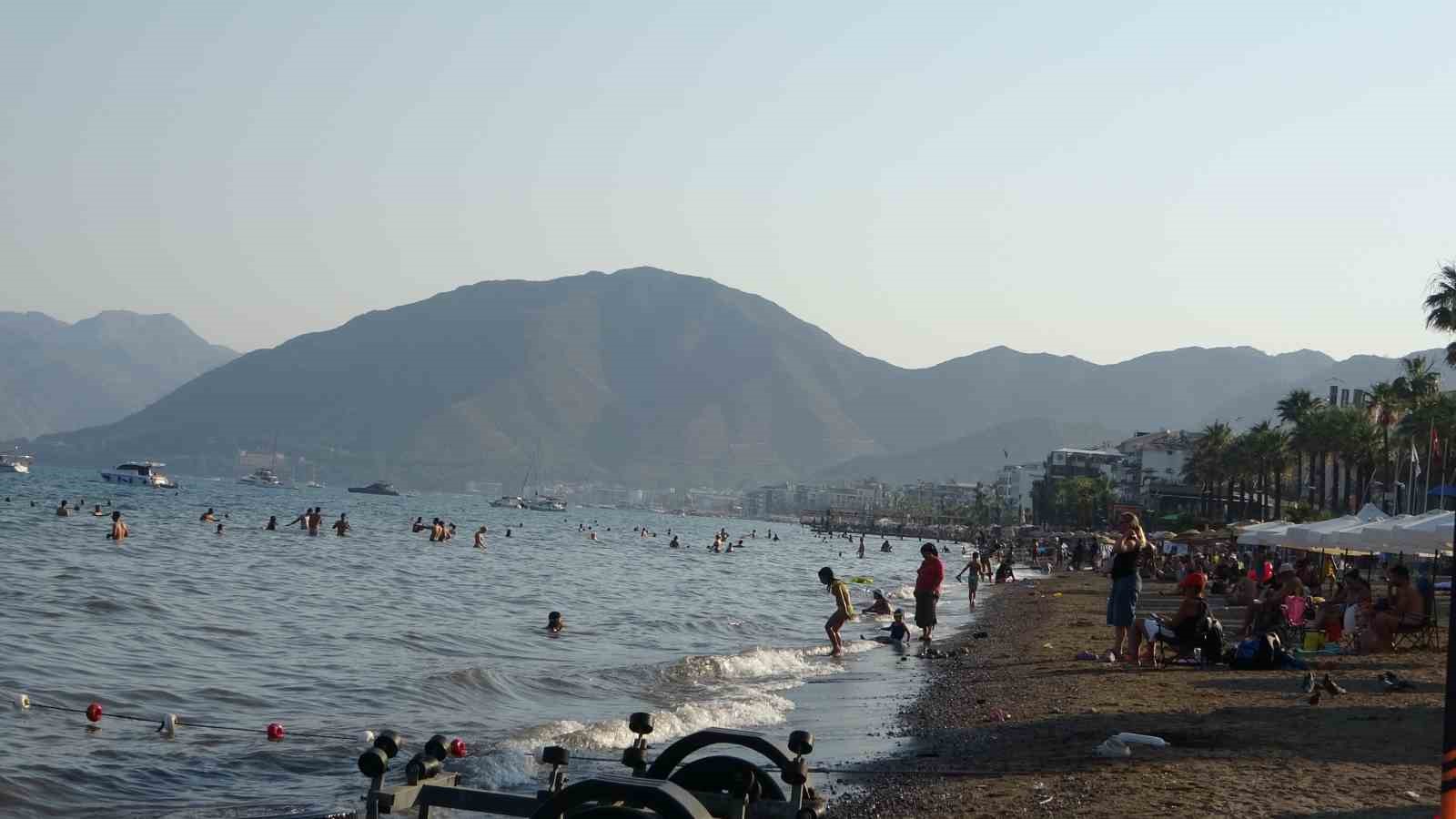 Okullar tatil oldu, Marmaris sahilleri dolmaya başladı