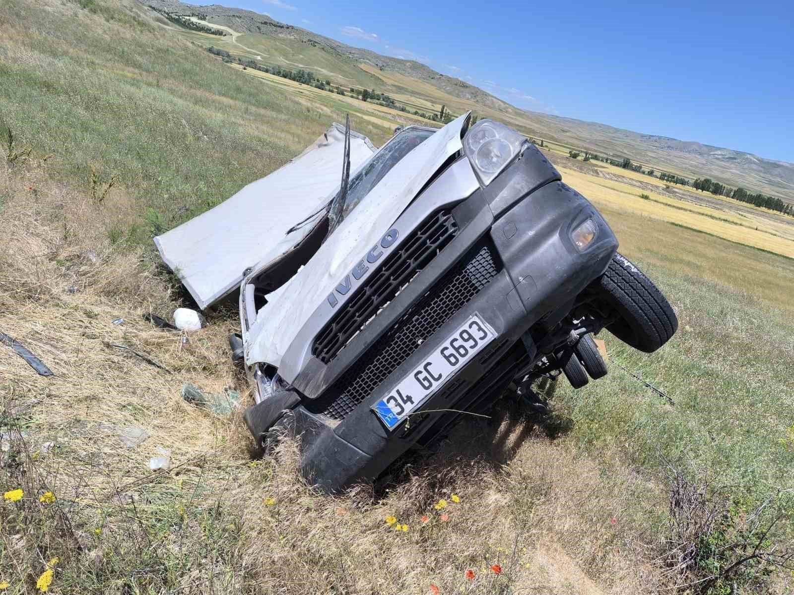 Çorum’da kamyonet devrildi: 2 yaralı