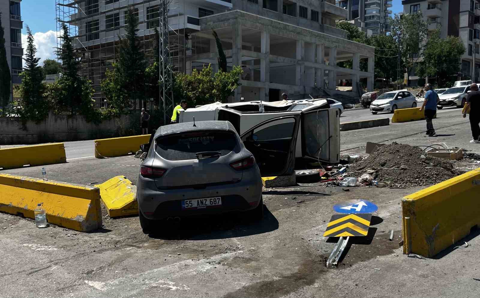 Kavşakta iki otomobil çarpıştı: 3 yaralı