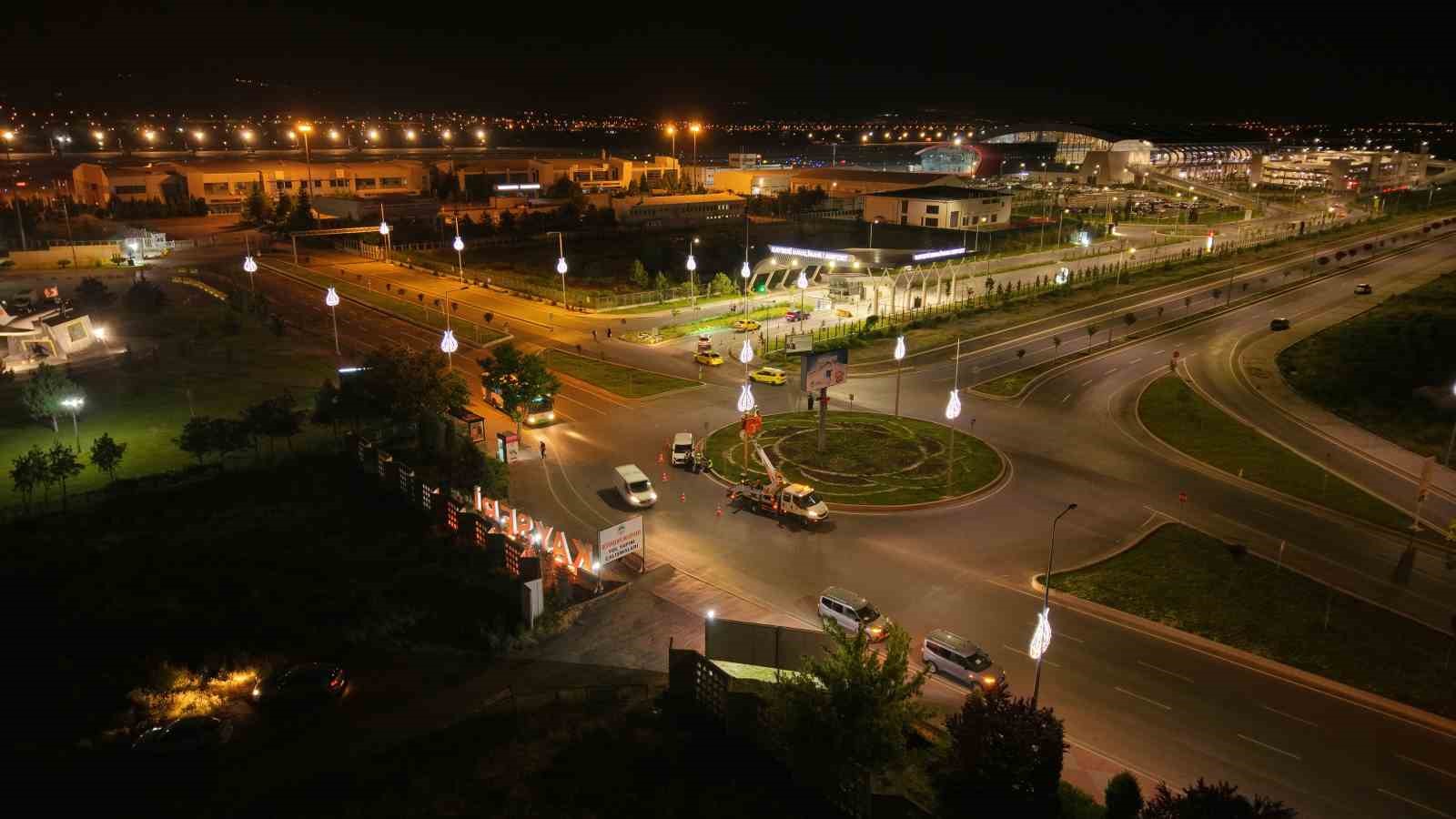 Havalimanı yolu geceleri renkli görünüme kavuşuyor