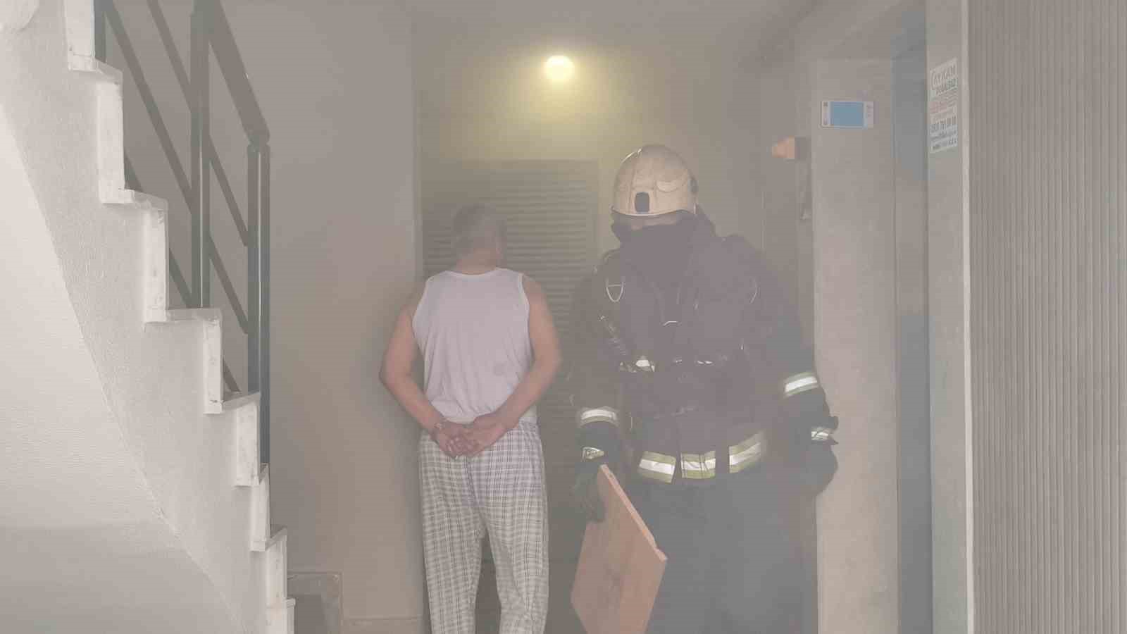 Annesine sinirlendi kendini eve kapatıp yakmaya çalıştı, mahallede korku ve öfke dolu anlar