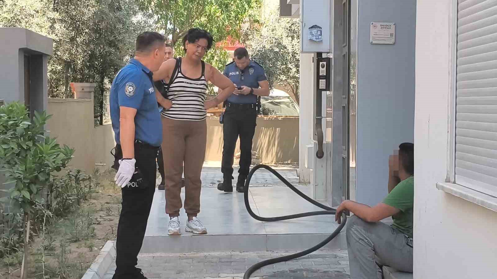 Annesine sinirlendi kendini eve kapatıp yakmaya çalıştı, mahallede korku ve öfke dolu anlar