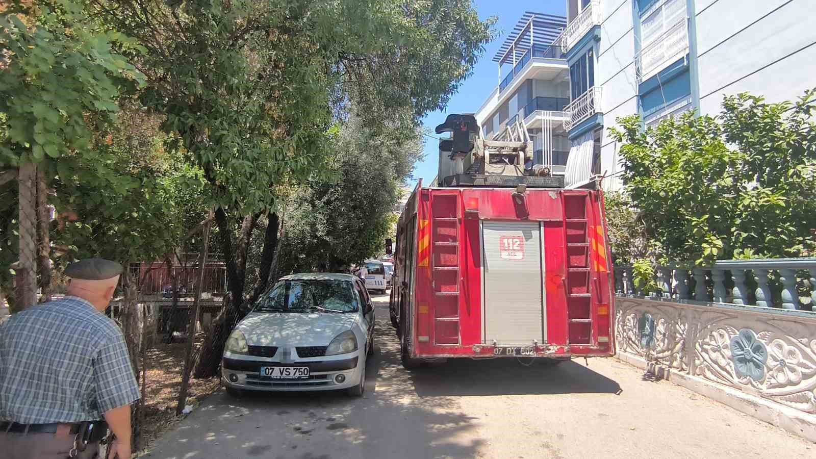 Annesine sinirlendi kendini eve kapatıp yakmaya çalıştı, mahallede korku ve öfke dolu anlar