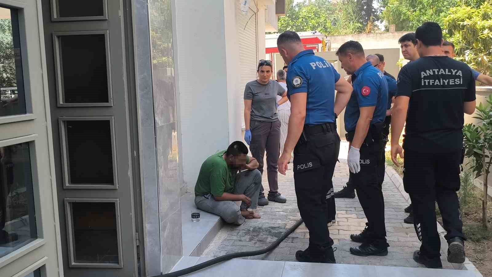 Annesine sinirlendi kendini eve kapatıp yakmaya çalıştı, mahallede korku ve öfke dolu anlar